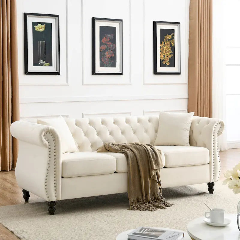 Beżowa aksamitna sofa Chesterfield 3-osobowa z ćwiekami i 2 poduszkami