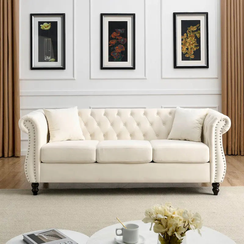 Beżowa aksamitna sofa Chesterfield 3-osobowa z ćwiekami i 2 poduszkami