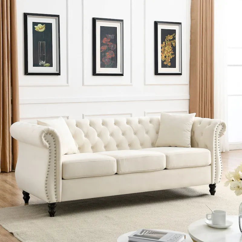 Beżowa aksamitna sofa Chesterfield 3-osobowa z ćwiekami i 2 poduszkami