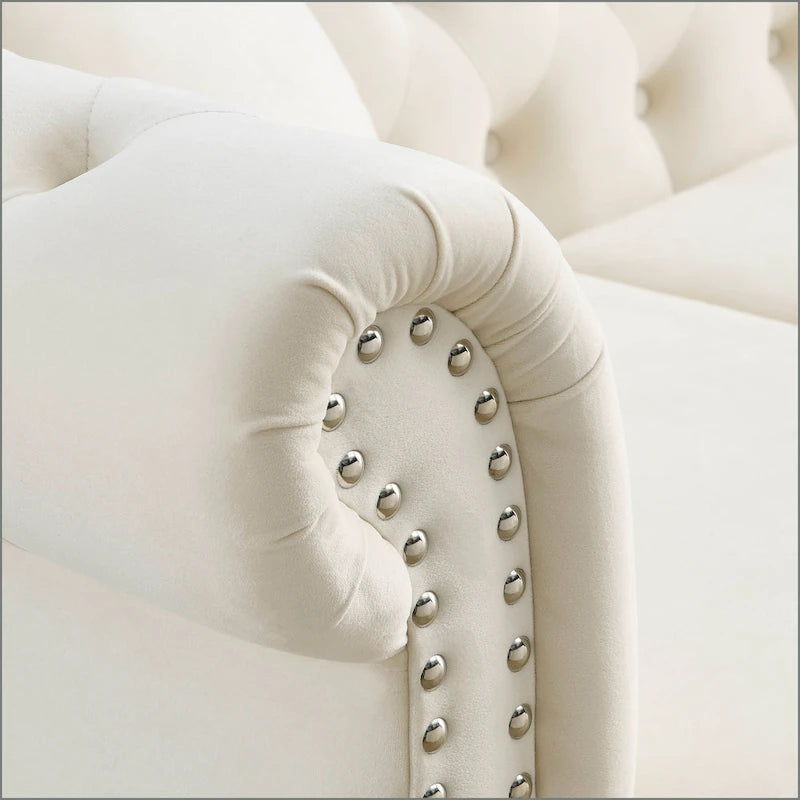 Beżowa aksamitna sofa Chesterfield 3-osobowa z ćwiekami i 2 poduszkami