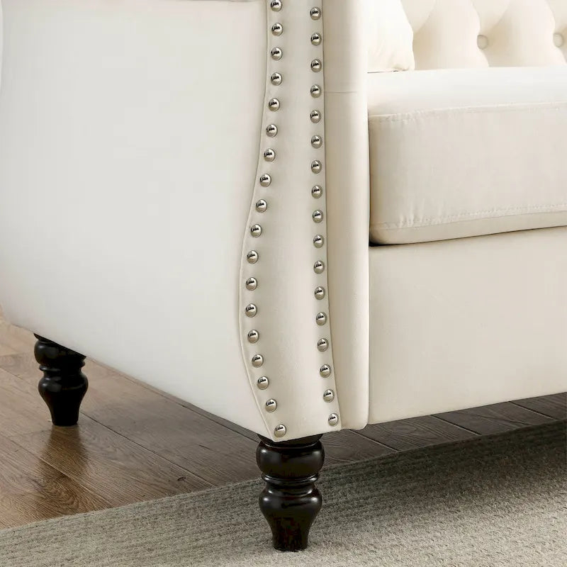 Beżowa aksamitna sofa Chesterfield 3-osobowa z ćwiekami i 2 poduszkami