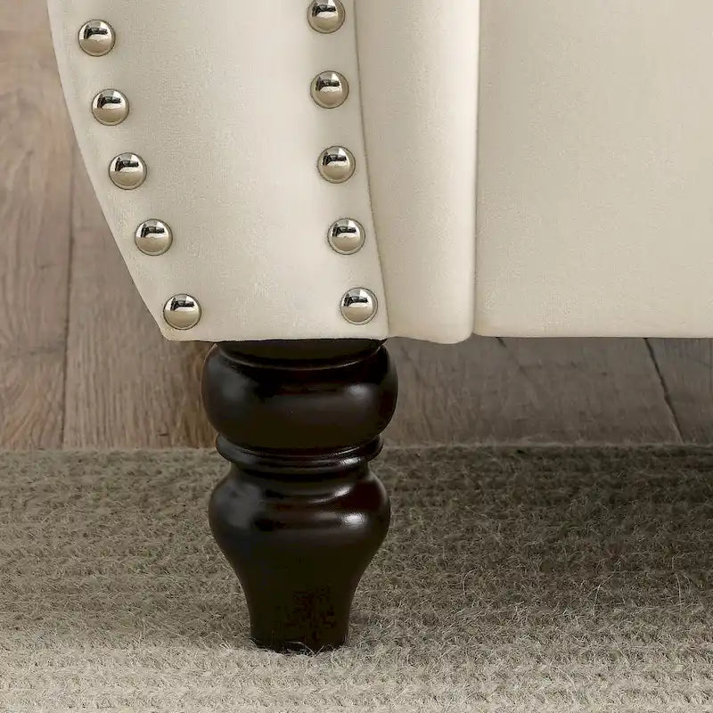 Beżowa aksamitna sofa Chesterfield 3-osobowa z ćwiekami i 2 poduszkami