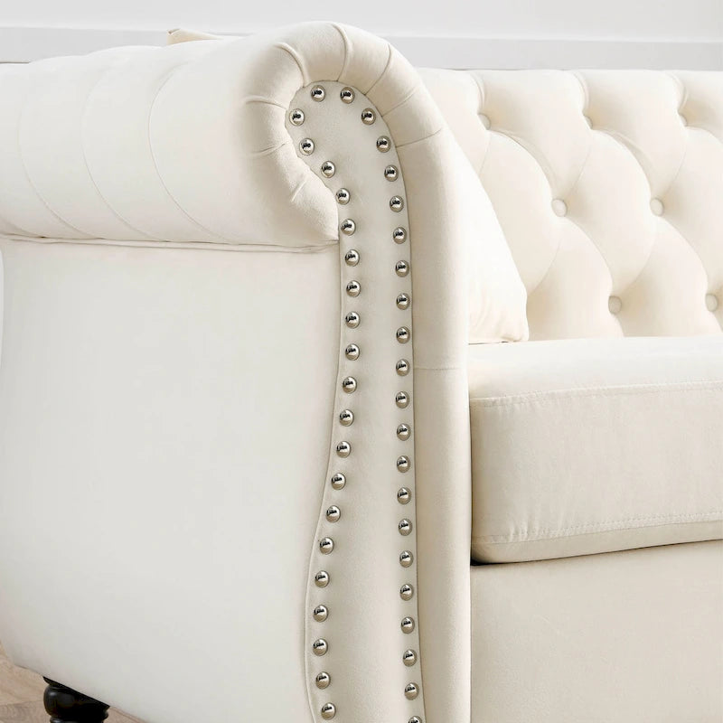 Beżowa aksamitna sofa Chesterfield 3-osobowa z ćwiekami i 2 poduszkami
