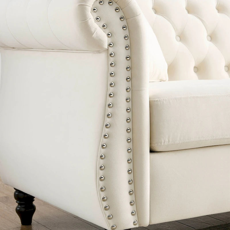 Beżowa aksamitna sofa Chesterfield 3-osobowa z ćwiekami i 2 poduszkami