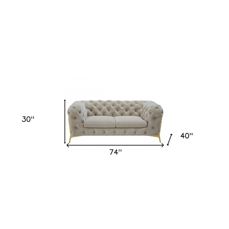 74-calowa beżowa aksamitna sofa dwuosobowa Chesterfield na złotych stalowych nóżkach