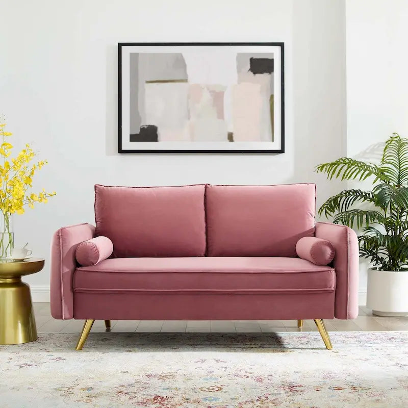 Dwustronna welurowa sofa dwuosobowa ze złotymi nóżkami i poduszkami