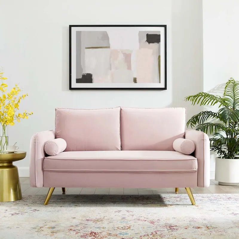 Dwustronna welurowa sofa dwuosobowa ze złotymi nóżkami i poduszkami