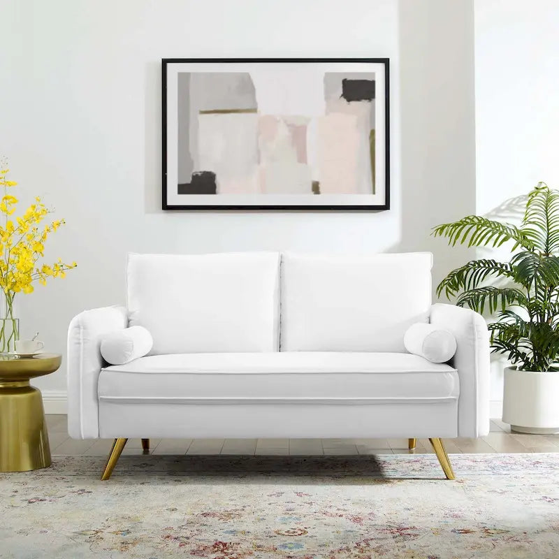 Dwustronna welurowa sofa dwuosobowa ze złotymi nóżkami i poduszkami