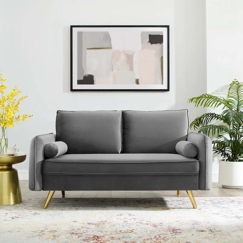 Dwustronna welurowa sofa dwuosobowa ze złotymi nóżkami i poduszkami
