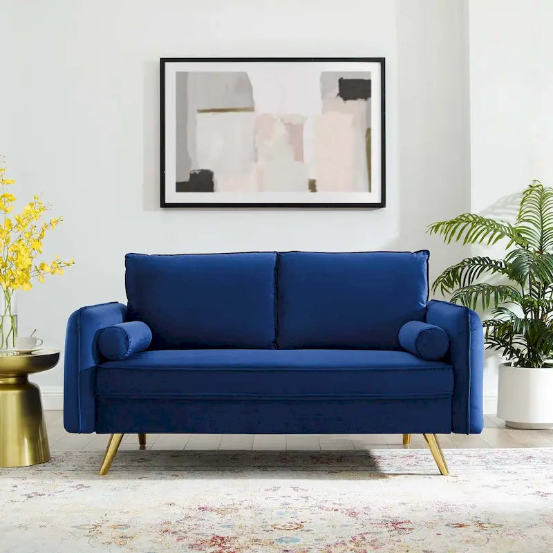 Dwustronna welurowa sofa dwuosobowa ze złotymi nóżkami i poduszkami