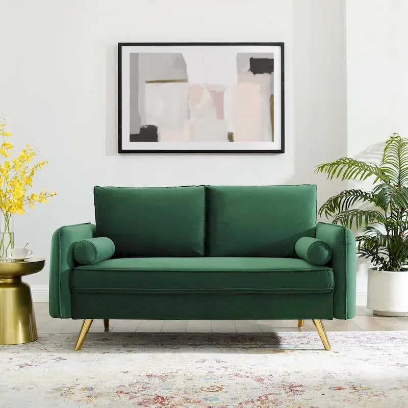 Dwustronna welurowa sofa dwuosobowa ze złotymi nóżkami i poduszkami