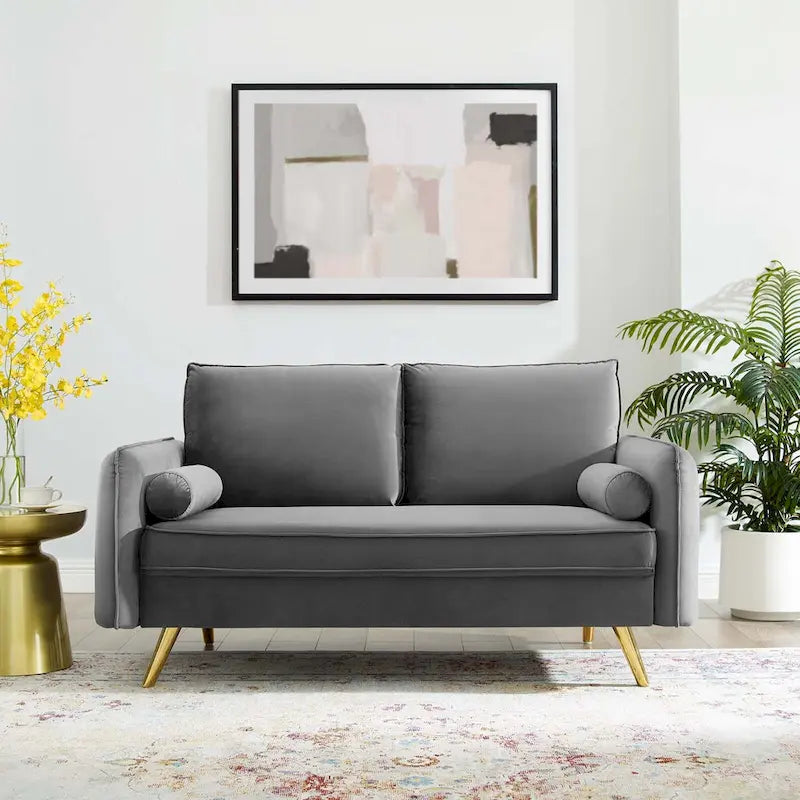 Dwustronna welurowa sofa dwuosobowa ze złotymi nóżkami i poduszkami