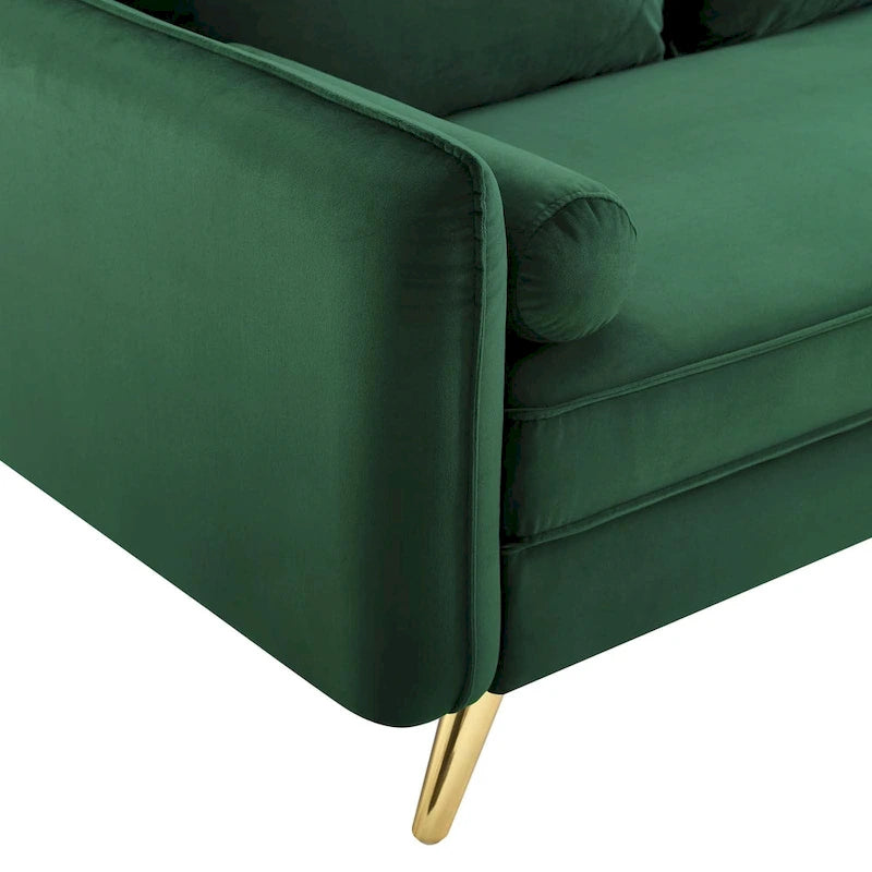 Dwustronna welurowa sofa dwuosobowa ze złotymi nóżkami i poduszkami