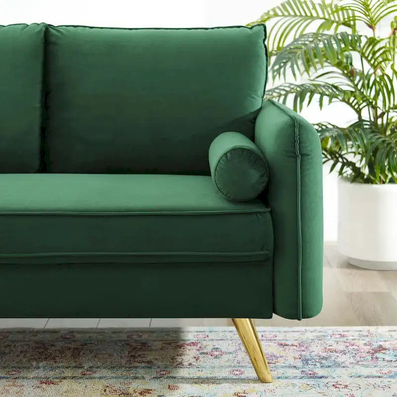 Dwustronna welurowa sofa dwuosobowa ze złotymi nóżkami i poduszkami