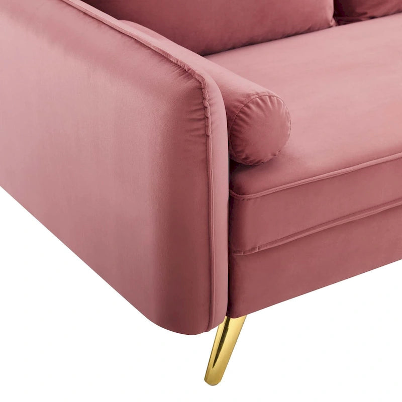 Dwustronna welurowa sofa dwuosobowa ze złotymi nóżkami i poduszkami
