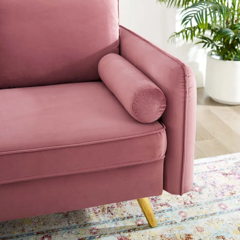 Dwustronna welurowa sofa dwuosobowa ze złotymi nóżkami i poduszkami