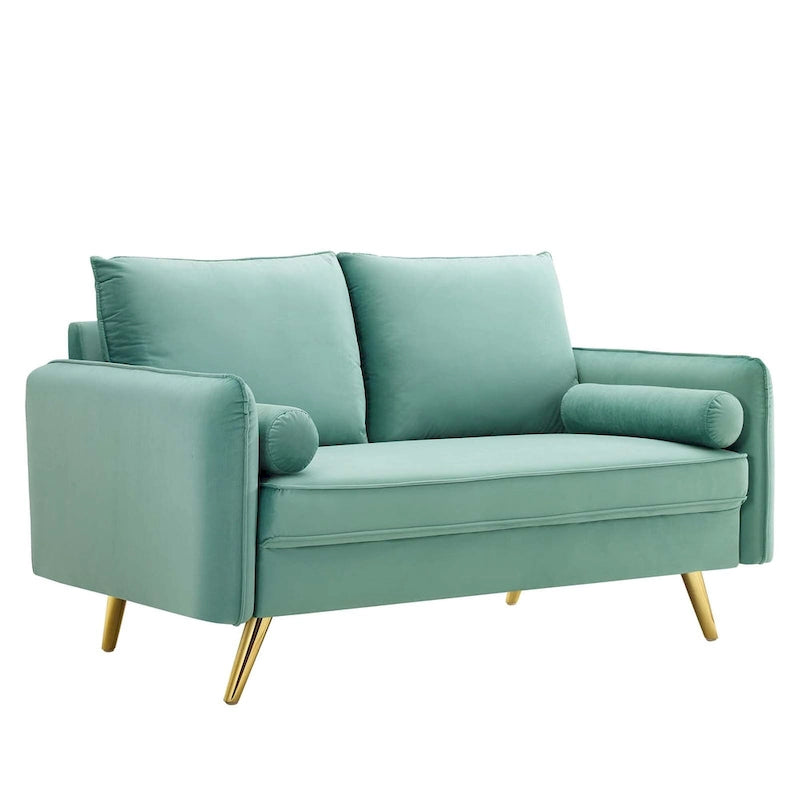 Dwustronna welurowa sofa dwuosobowa ze złotymi nóżkami i poduszkami