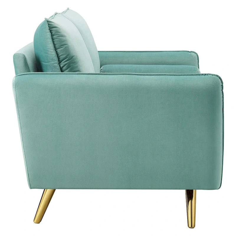 Dwustronna welurowa sofa dwuosobowa ze złotymi nóżkami i poduszkami
