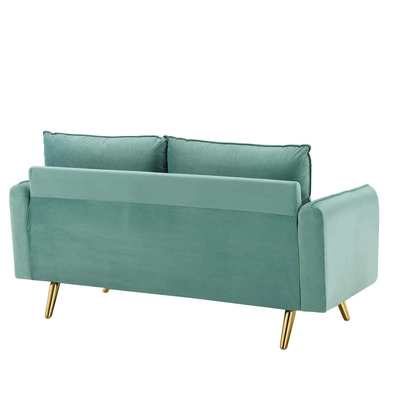 Dwustronna welurowa sofa dwuosobowa ze złotymi nóżkami i poduszkami