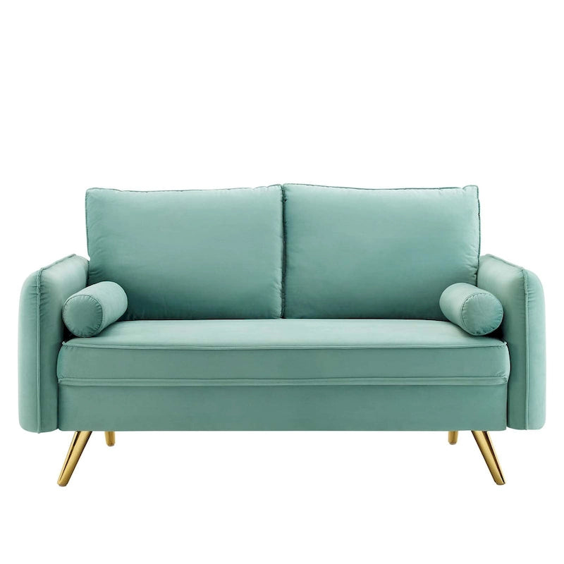 Dwustronna welurowa sofa dwuosobowa ze złotymi nóżkami i poduszkami
