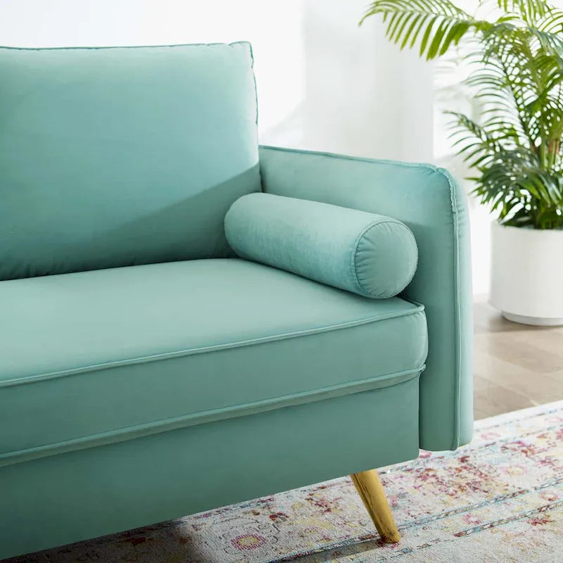 Dwustronna welurowa sofa dwuosobowa ze złotymi nóżkami i poduszkami
