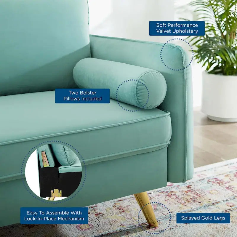 Dwustronna welurowa sofa dwuosobowa ze złotymi nóżkami i poduszkami