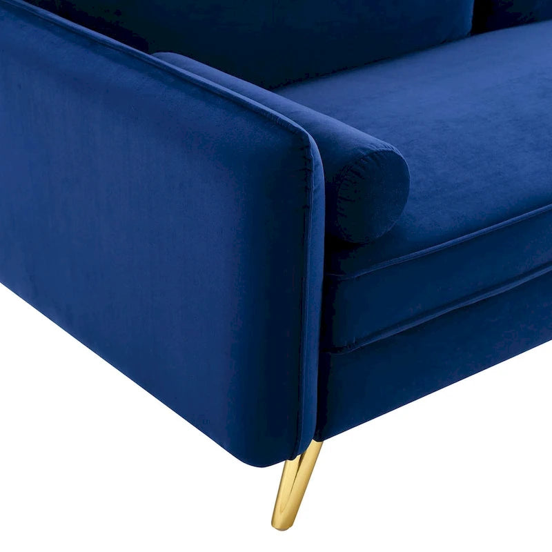 Dwustronna welurowa sofa dwuosobowa ze złotymi nóżkami i poduszkami