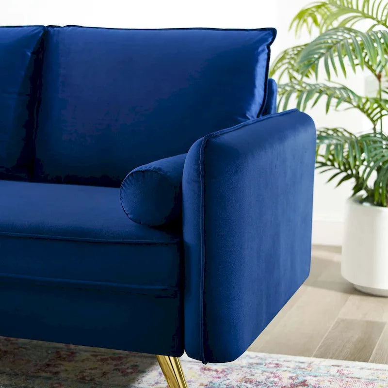 Dwustronna welurowa sofa dwuosobowa ze złotymi nóżkami i poduszkami