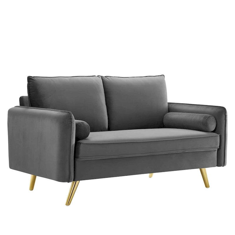 Dwustronna welurowa sofa dwuosobowa ze złotymi nóżkami i poduszkami