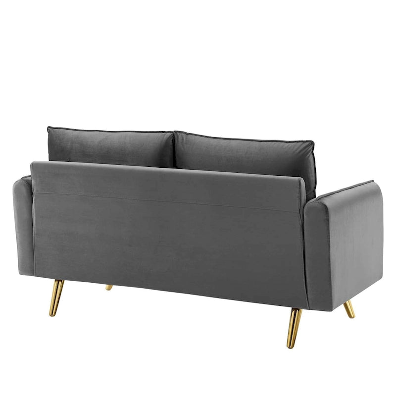 Dwustronna welurowa sofa dwuosobowa ze złotymi nóżkami i poduszkami