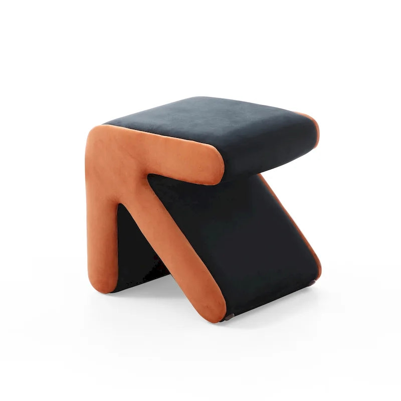 Pufa tapicerowana aksamitem, kreatywny design