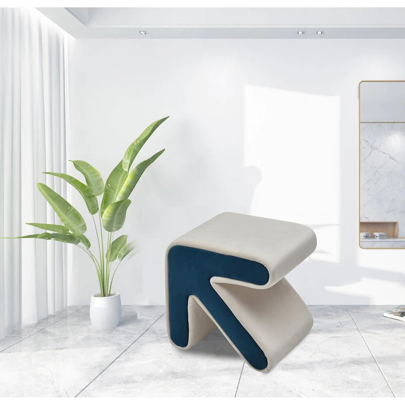 Pufa tapicerowana aksamitem, kreatywny design