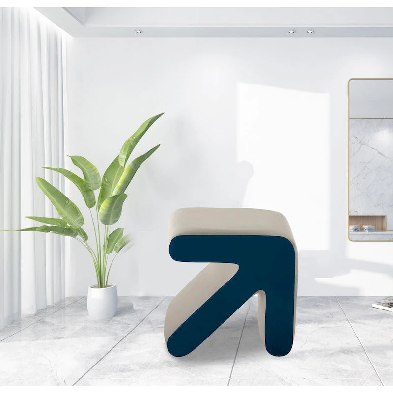 Pufa tapicerowana aksamitem, kreatywny design