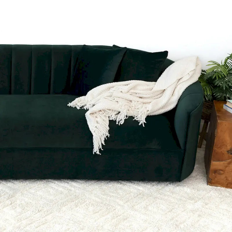 Aksamitna sofa w kolorze zielonym z ciasnym oparciem w stylu Mid-Century Modern